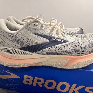 Brooks Women's Athletic Shoes - Cream and Pink